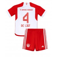 Camiseta Bayern Munich Matthijs de Ligt #4 Primera Equipación para niños 2023-24 manga corta (+ pantalones cortos)